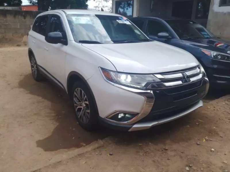 Mitsubishi Outlander   - 2019