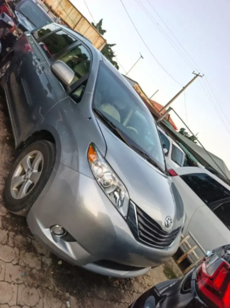 TOYOTA Sienna - 2011