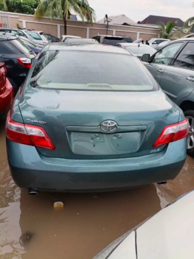 Toyota Camry   - 2009