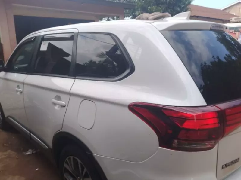 Mitsubishi Outlander   - 2019