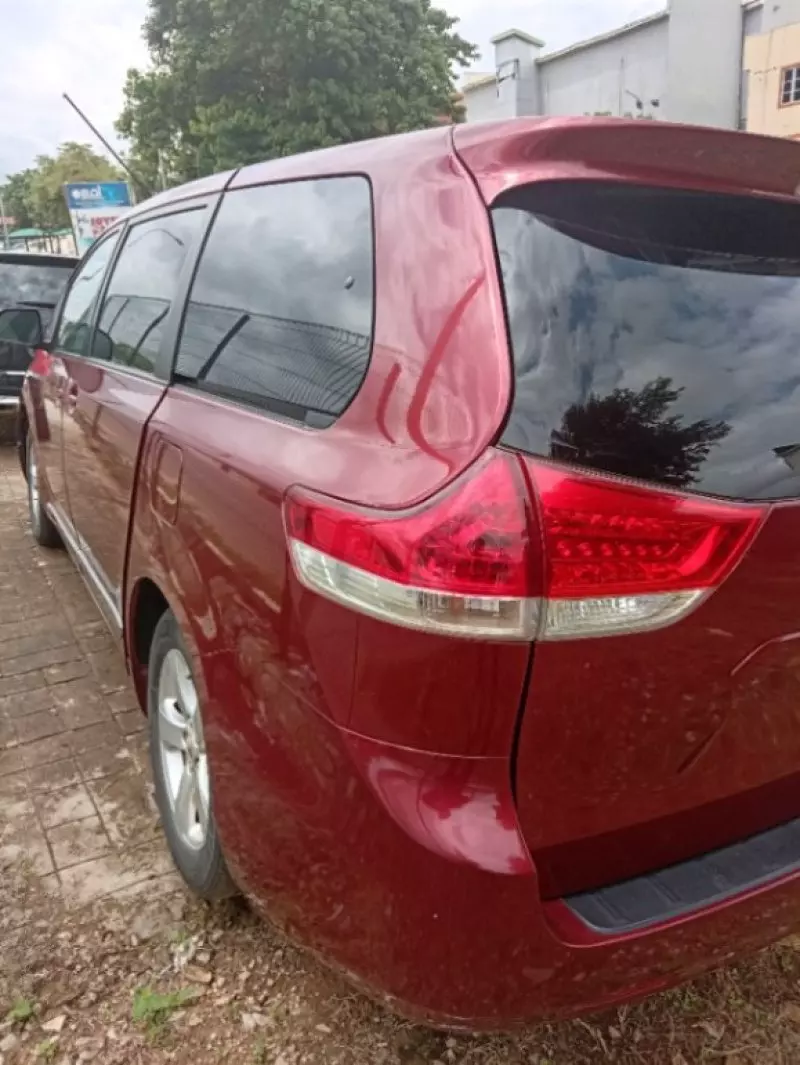 TOYOTA Sienna   - 2011