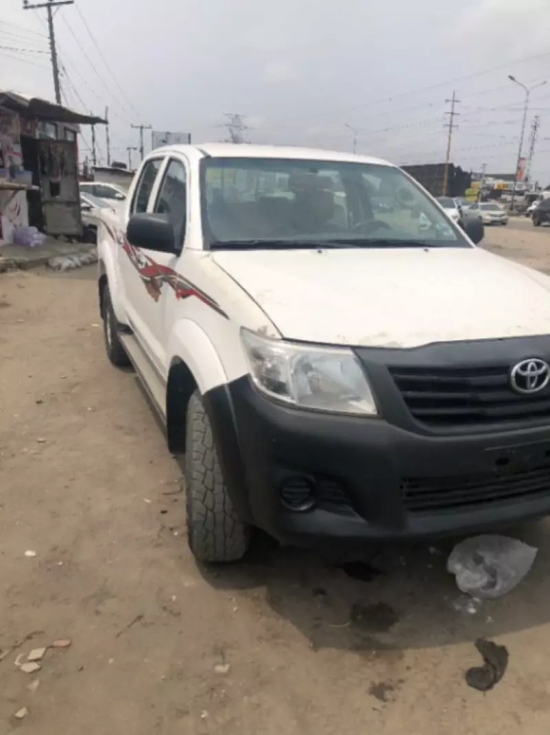 Toyota Hilux   - 2014