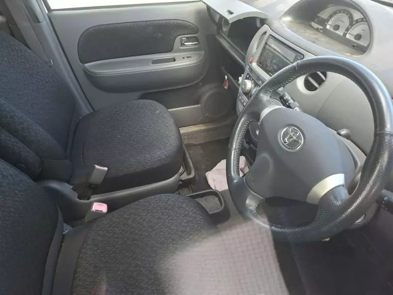 Toyota Sienta   - 2012