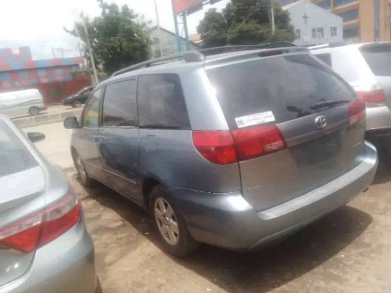 TOYOTA Sienna - 2004