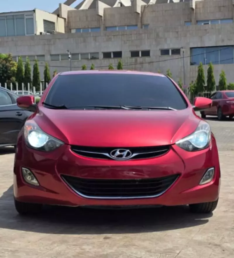 Hyundai Elantra   - 2011