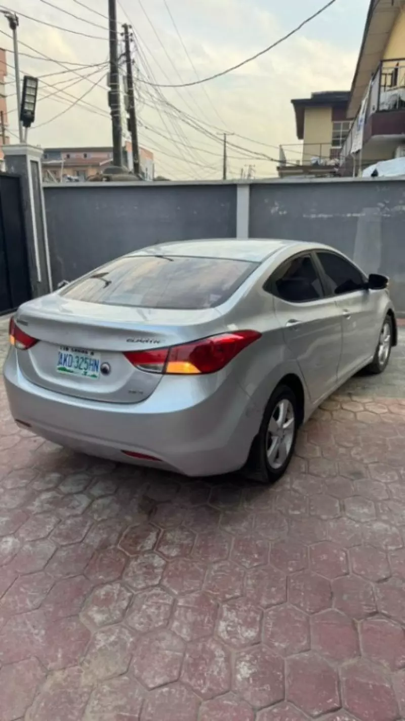 Hyundai Elantra   - 2013