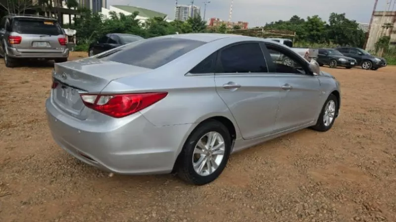 Hyundai Sonata   - 2010
