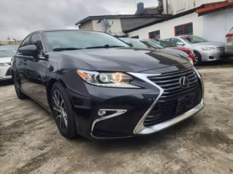 Lexus ES   - 2017