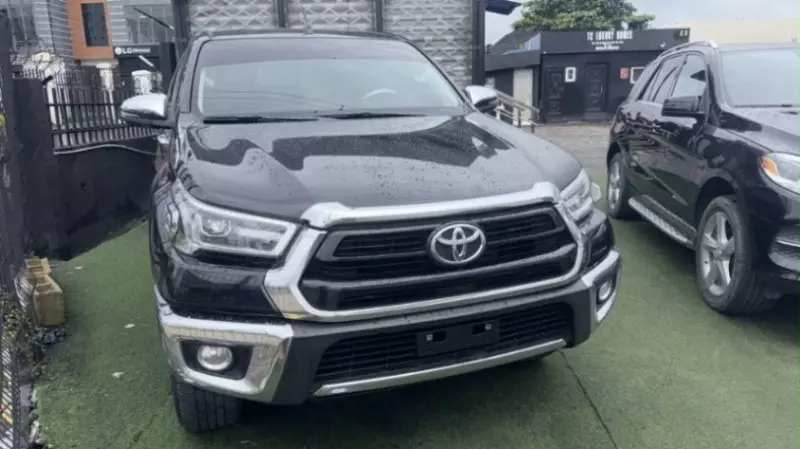 TOYOTA Hilux   - 2023