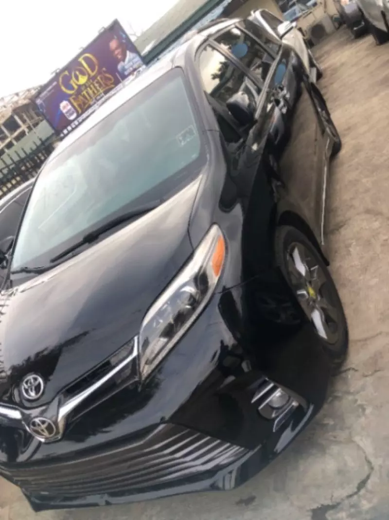TOYOTA Sienna - 2015