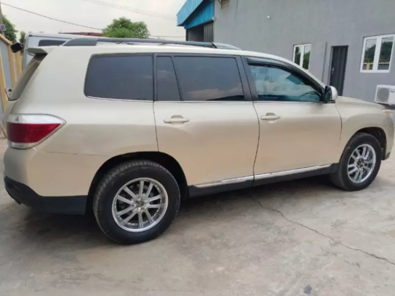 Toyota Highlander   - 2011