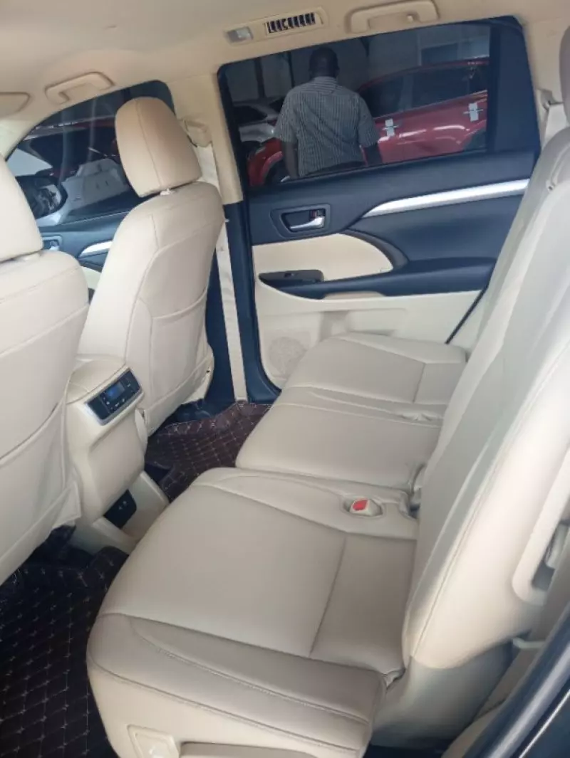 Toyota Highlander   - 2020