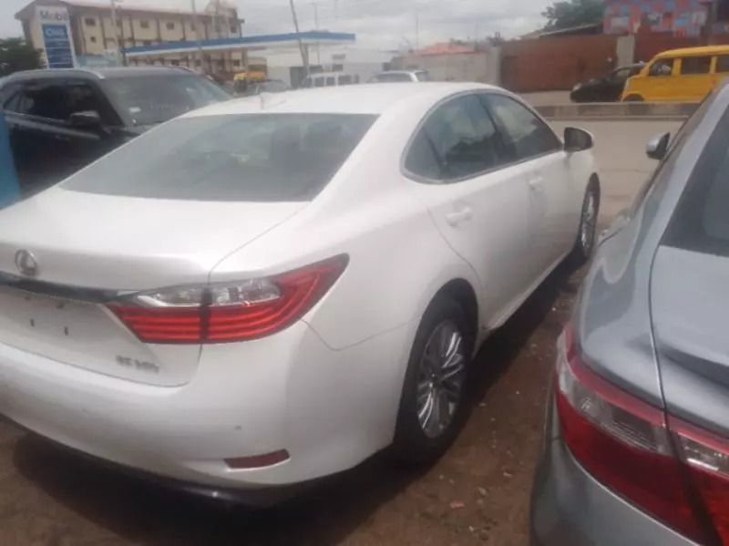 Lexus ES   - 2015