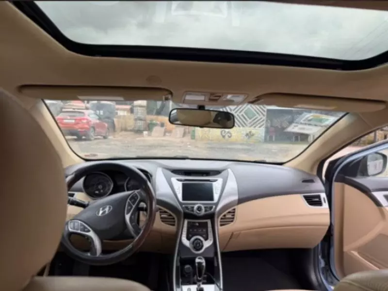 Hyundai Elantra   - 2012