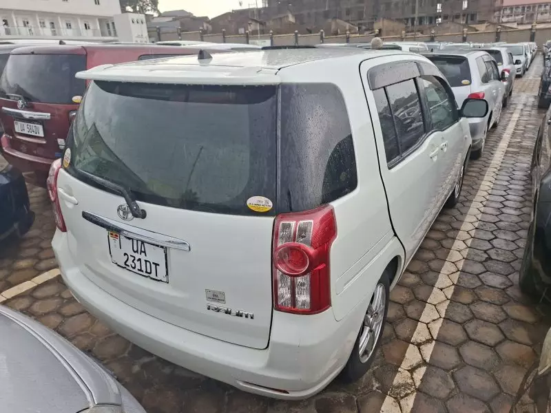 Toyota Raum    - 2011