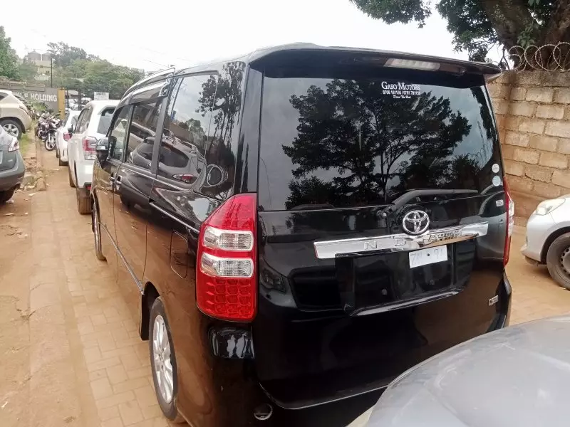 Toyota Noah - 2012