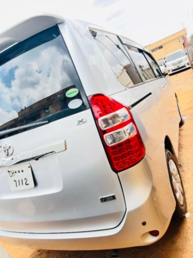 TOYOTA Noah - 2012