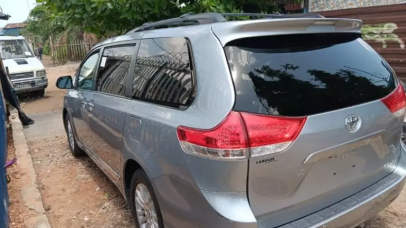 Toyota Sienna   - 2011