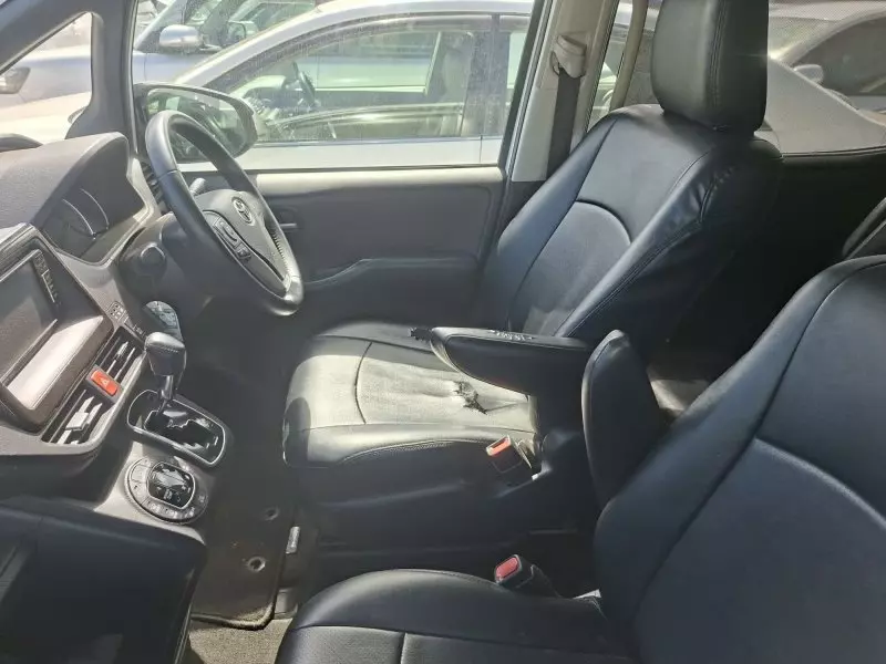 Toyota Noah Hybrid - 2016