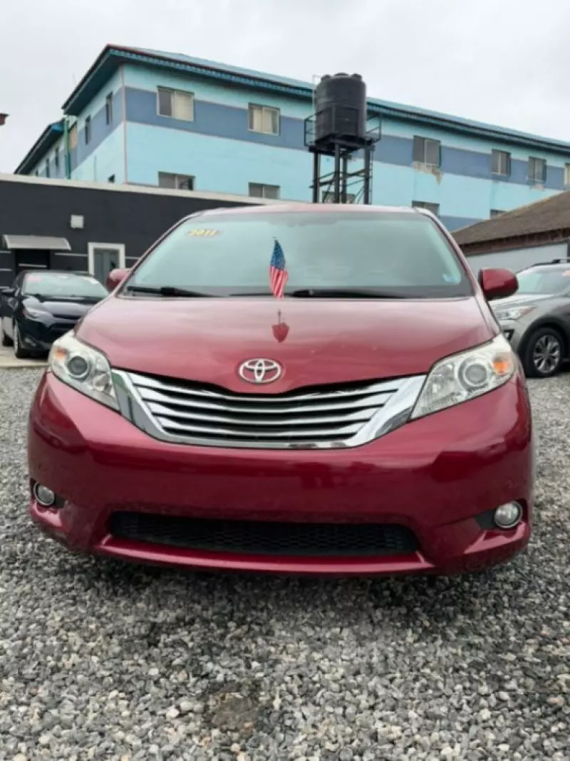 TOYOTA Sienna - 2011