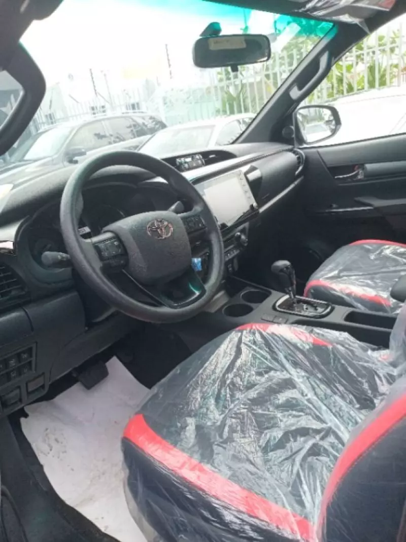 Toyota Hilux   - 2025