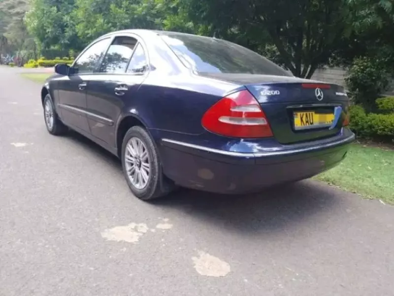 Mercedes-Benz E200   - 2005