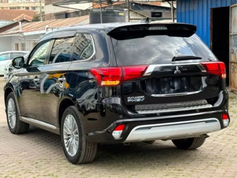 Mitsubishi Plug-in Hybrid Outlander   - 2019