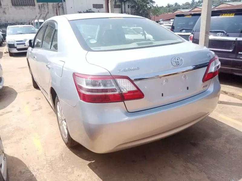 Toyota Premio    - 2012