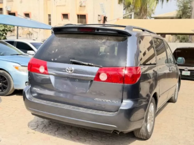 Toyota Sienna   - 2010