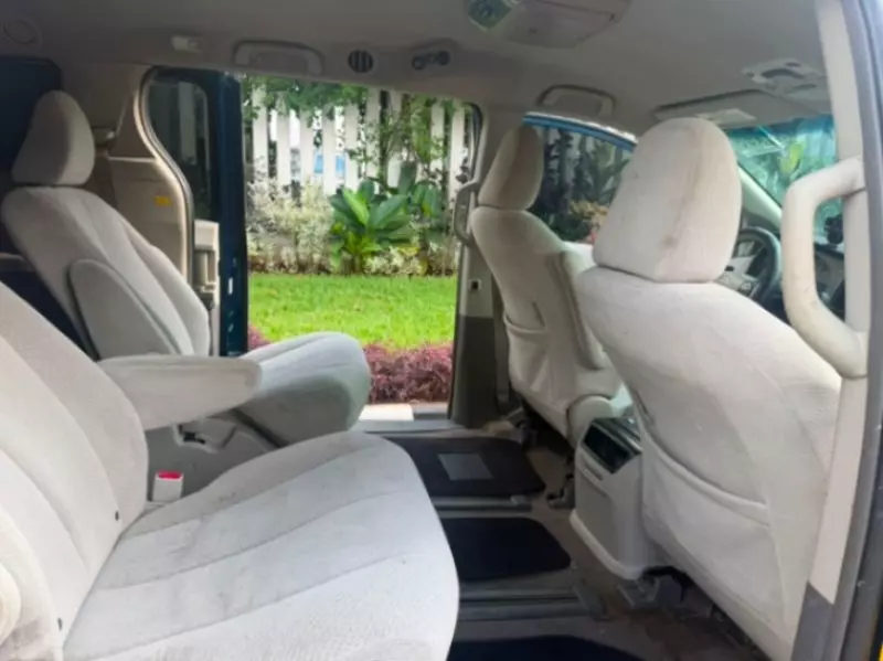 TOYOTA Sienna   - 2011