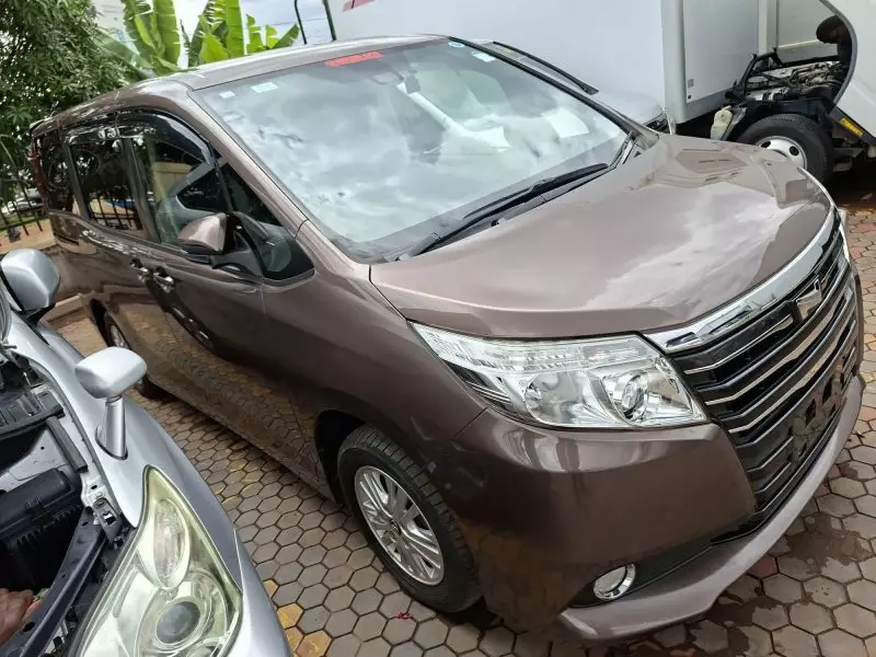 Toyota Noah   - 2016