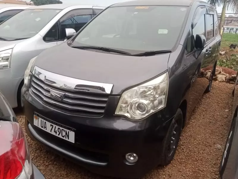 Toyota Noah   - 2010