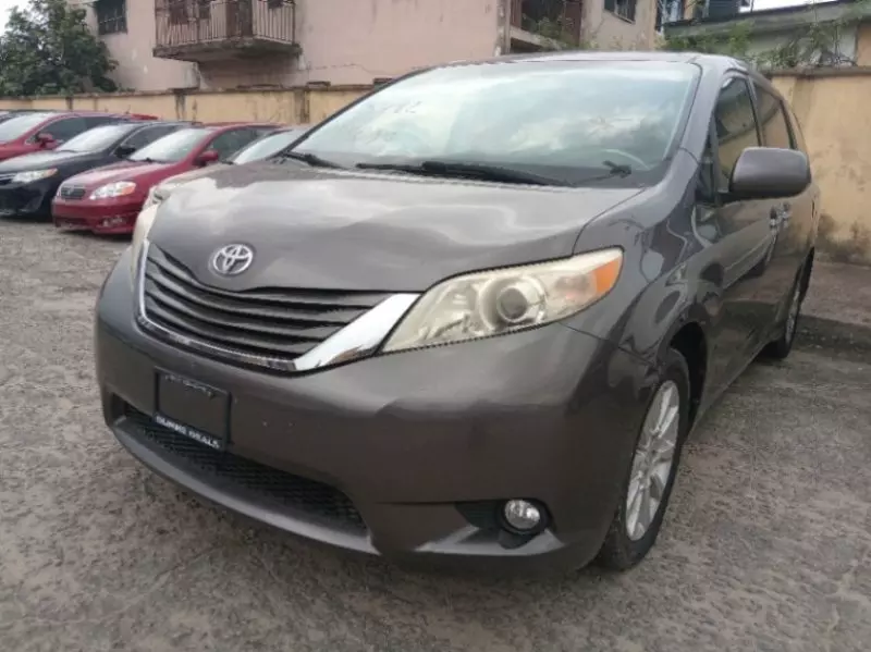 Toyota Sienna   - 2010