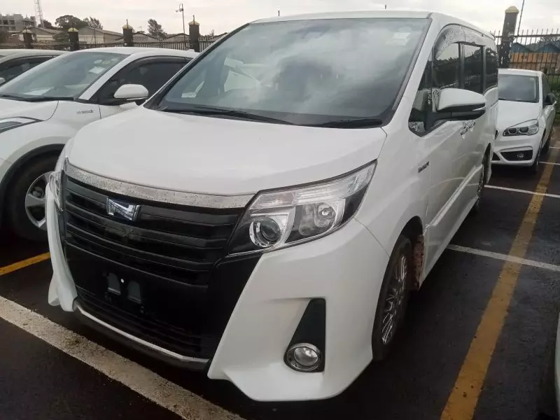 Toyota Noah Hybrid   - 2017