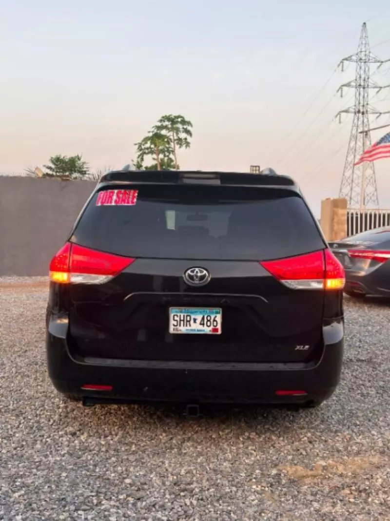 Toyota Sienna   - 2011