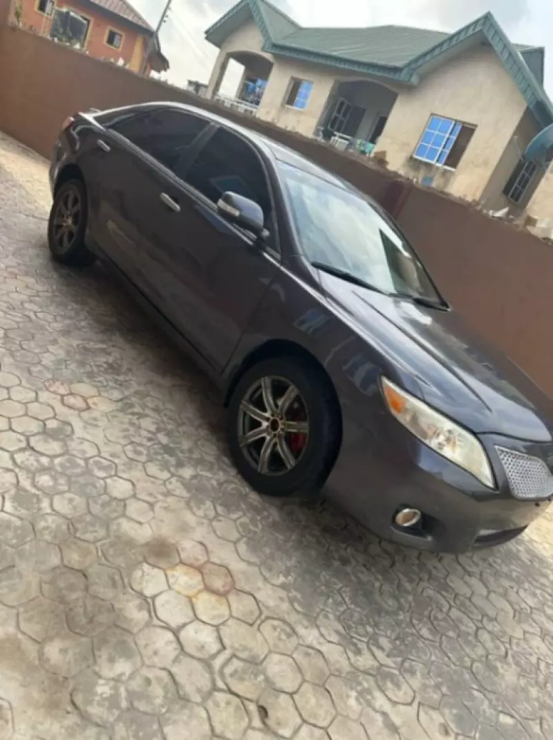 Toyota Camry   - 2011