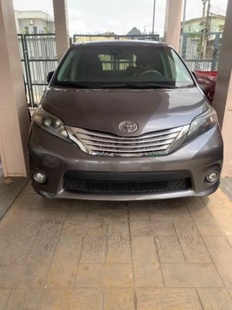 Toyota Sienna   - 2013