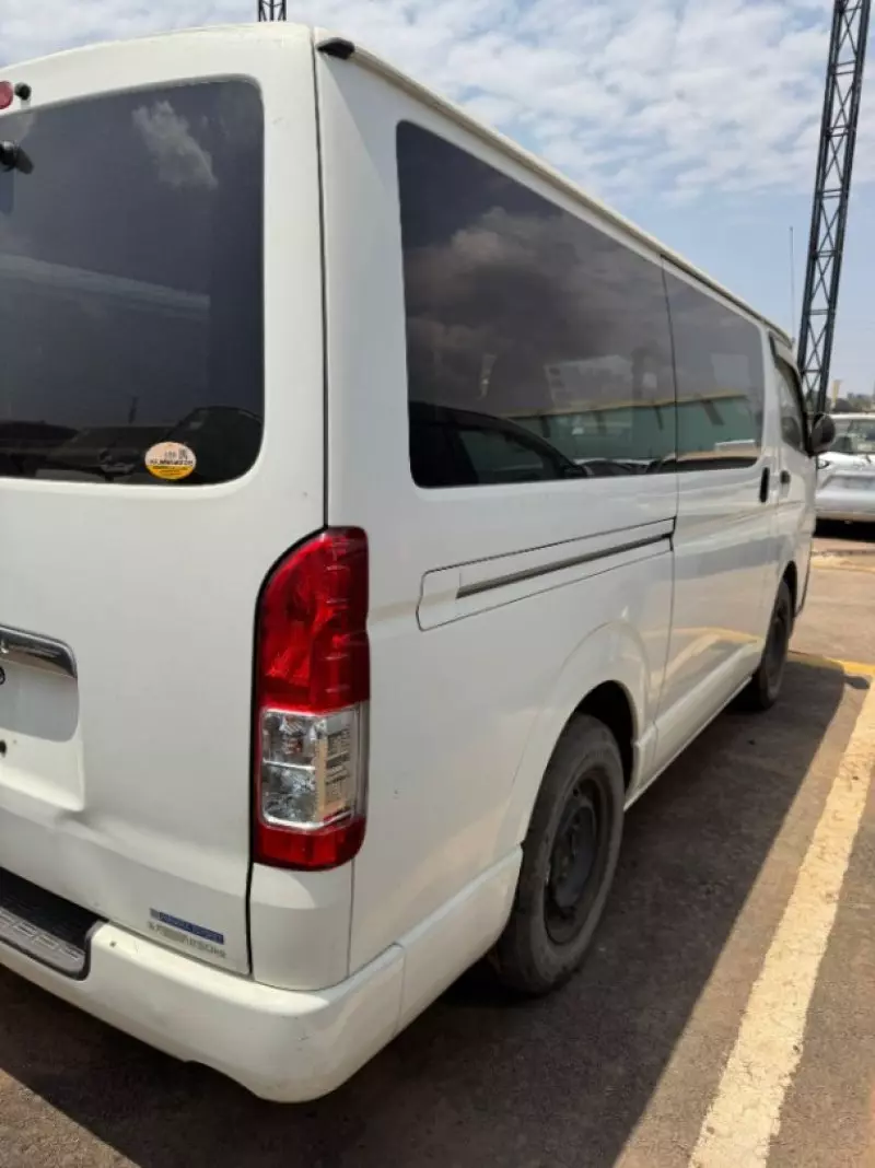 TOYOTA Hiace - 2013