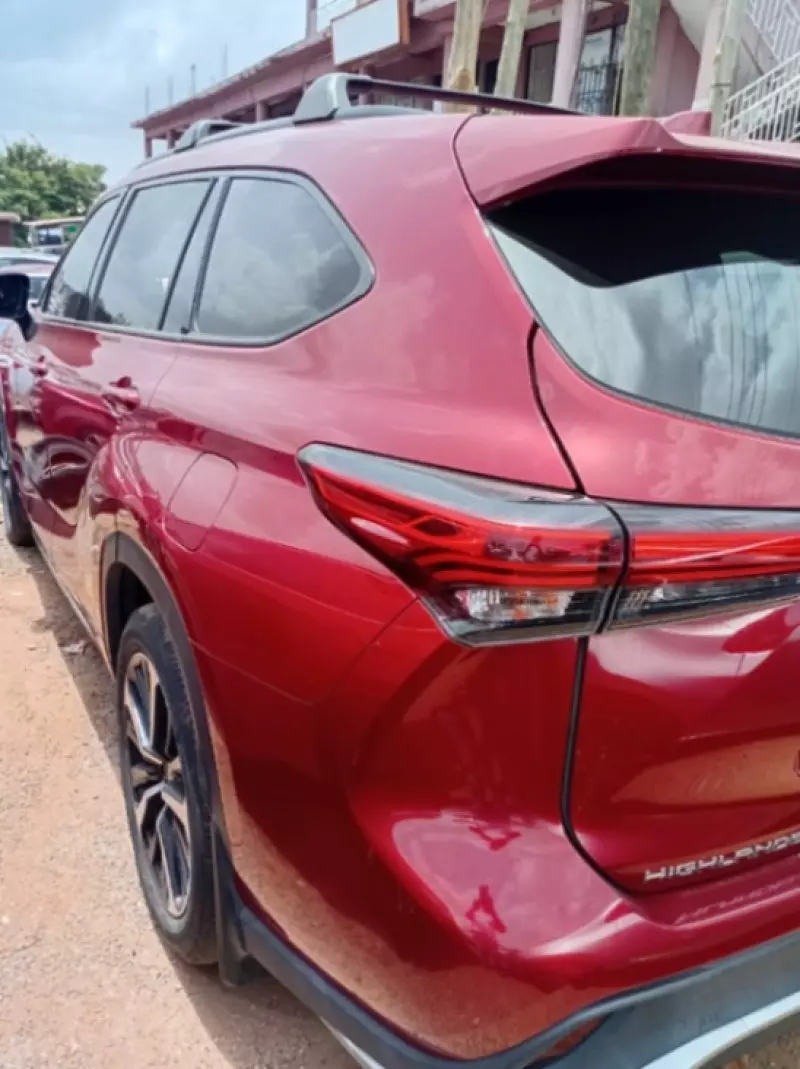 Toyota Highlander   - 2021