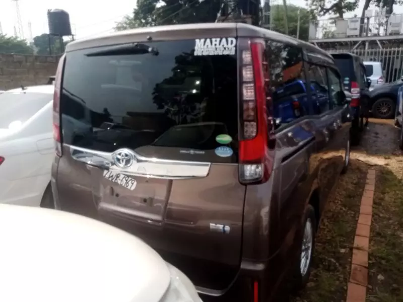 Toyota Noah Hybrid - 2016