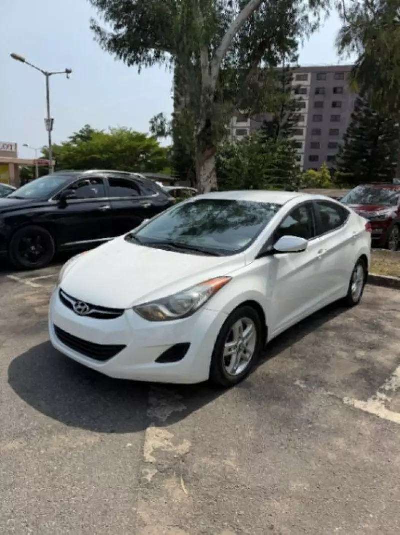 Hyundai Elantra   - 2013