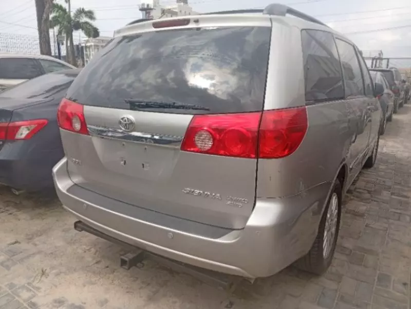 Toyota Sienna   - 2010