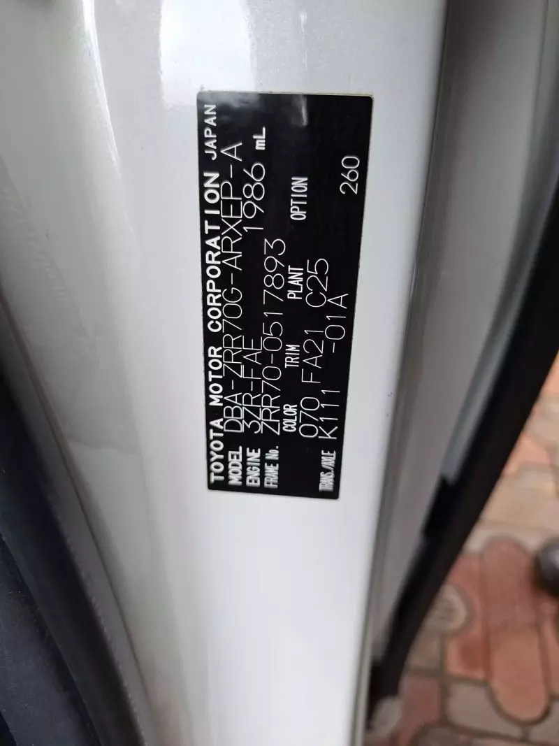 Toyota Noah - 2012