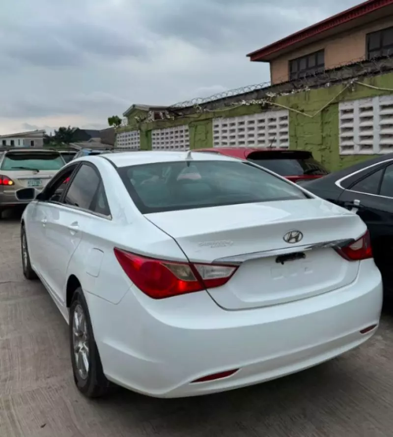 Hyundai Sonata   - 2011