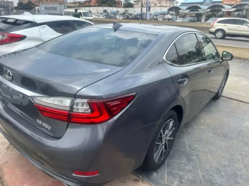 Lexus ES   - 2017