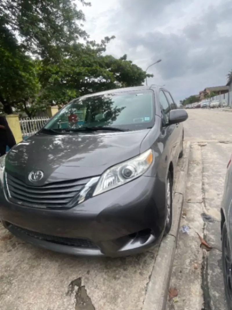 TOYOTA Sienna   - 2011