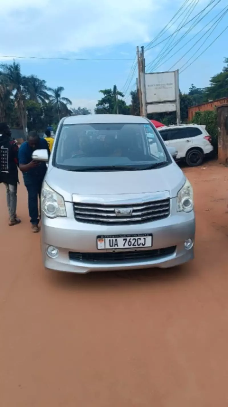 Toyota Noah - 2011