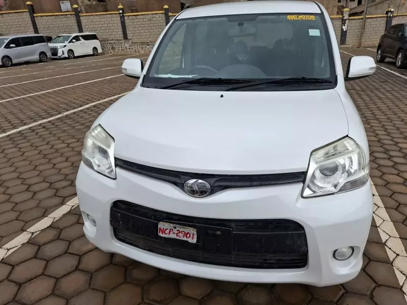 Toyota Sienta   - 2012