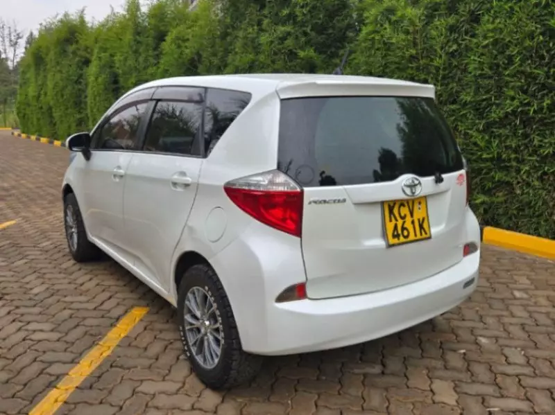 Toyota Ractis   - 2011