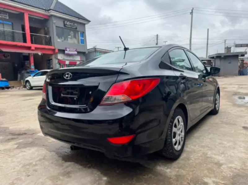 Hyundai Accent   - 2012